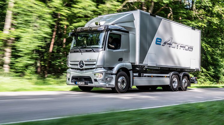 Premiär för Mercedes el-lastbil: 536 hk, 27 ton och 40 mil räckvidd.