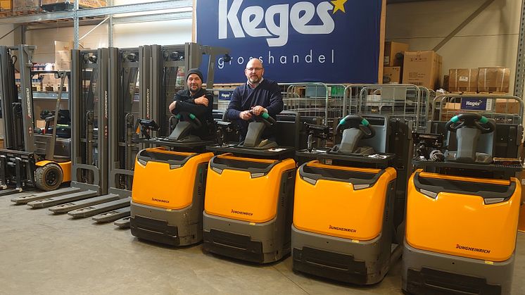 Keges Grosshandel valde litiumjontruckar från Jungheinrich. I bild: Patrik Norberg, teamledare, till vänster och Magnus Palmgren, grossistchef, till höger.