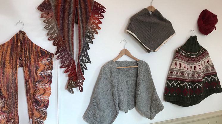 Vackra sjalar och ponchos utställda under vårsalongen