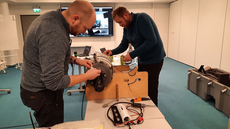 Morten Thorstensen (venstre) og Yngve Svensby i dyp konsentrasjon under seagliderkurs.