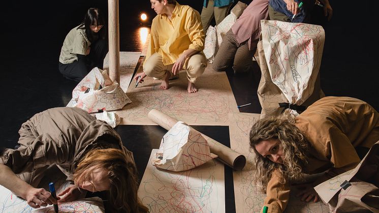 I Norrdans communityprojekt skapar icke-dansare och en professionell koreograf en dansföreställning tillsammans. Premiär 27 april. Foto: Viola Depcik