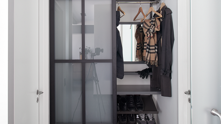 2_Elfa_Clothing_Interior_Click-in_system_Décor_Slidingdoor_Gallery_2022_10_ 4