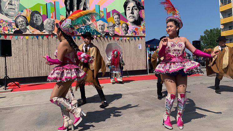Boliviansk folkdansgrupp uppträder på invigningen av Seniorernas konst
