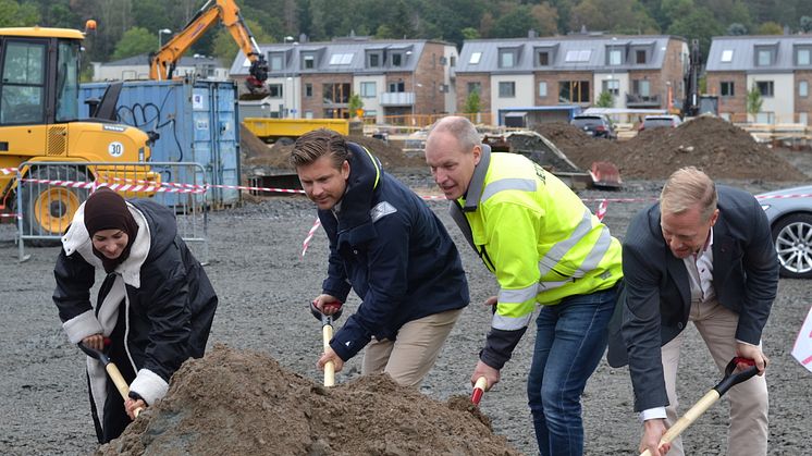 Fr v Zehra Citak, köpare, Hampus Magnusson, kommunalråd, Magnus Attemalm, vd Betonmast och Anders Johansson, bitr marknadsområdeschef Riksbyggen.