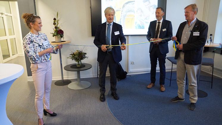 Kommundirektör Malin Krantz och kommunstyrelsens ordförande Ingemar Samuelsson höll i invigningsbandet som klipptes av Carl Bennet. Saxen delades ut av Björn Wärnberg som är verksamhetschef på vuxenutbildningen.