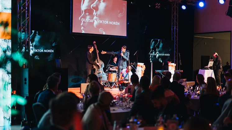 Viktor och Gustaf Norén spelar på Synsams invigning