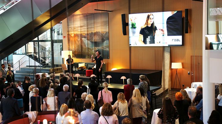 Petter Stordalen under invigningen av hotellutbildningen i Stockholm hösten 2018.
