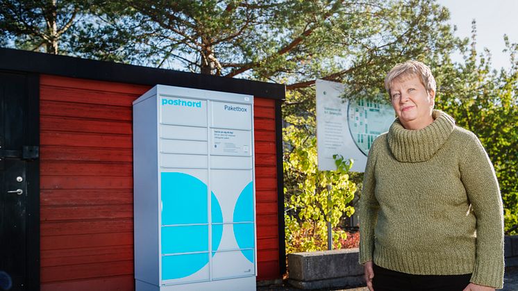 Yvonne Borg, ordförande i HSB brf Smaragden i Nacka vid föreningens paketbox.