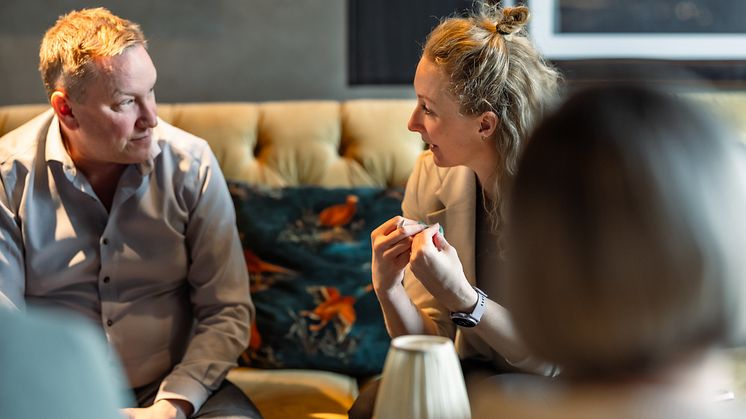 Affärsledare i diskussion