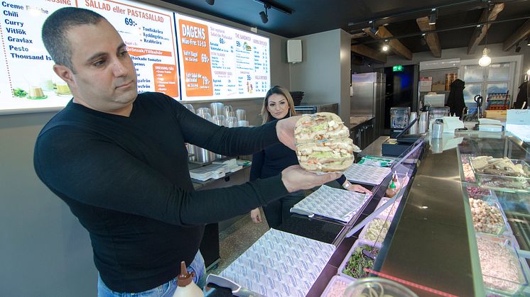 Helsingborgarna har sakta men säkert tagit bageln till sig. ”Jag har känslan att för att få en ny rätt att fungera i Helsingborg så måste man gå in till 100 procent.”, säger Heitem Al-Ghazali. Bild: David Lundin