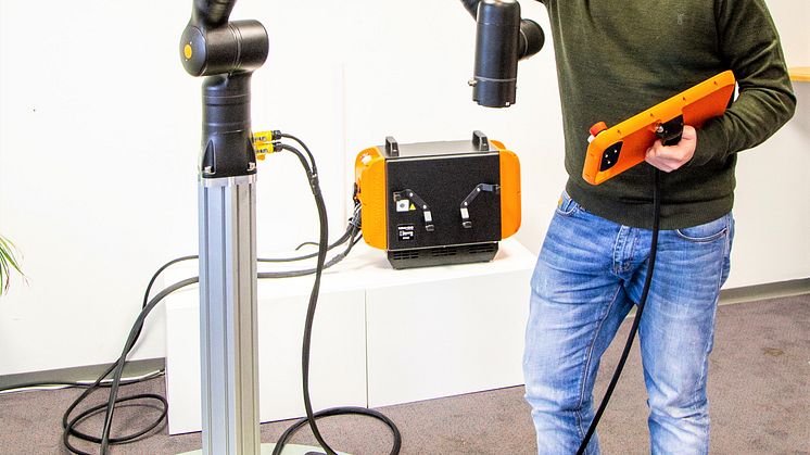 Mechanical design engineer Kristoffer Palmhøj Sminge, Kassow Robots, der har medvirket til at udvikle robotten, med betjeningspanelet til robotten.