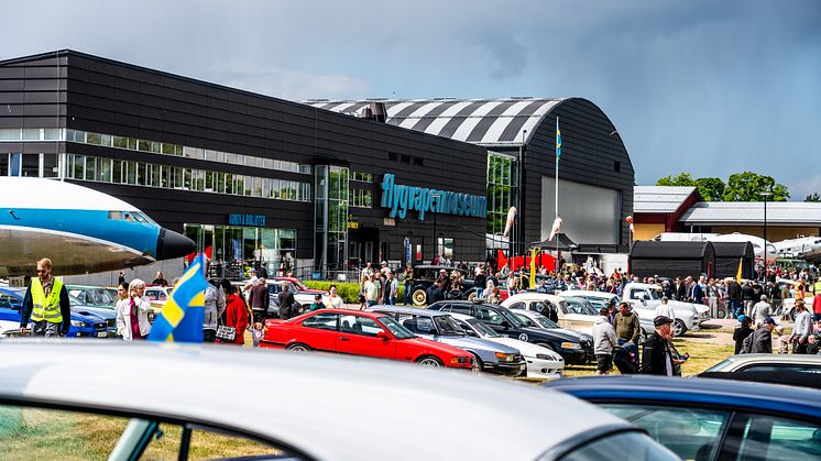 Motorentusiaster och fordon utanför Flygvapenmuseum