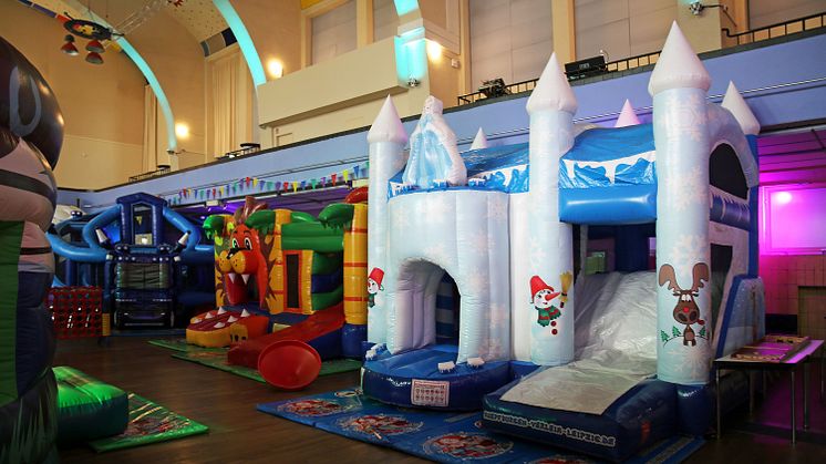 Westbad Leipzig - XXL-Hüpfburgen beim Winterferienprogramm