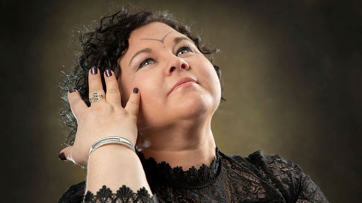 Albumaktuella Sara Ajnnak vill med musik skildra den nedtystade historien mellan Sverige och Sápmi
