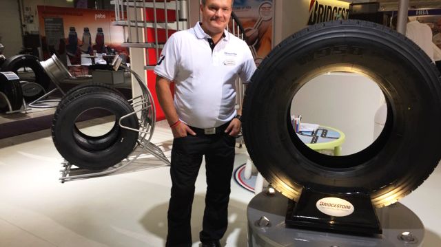  Bildtext: Thomas Nilsson bredvid nya däcken Bridgestone W958 för 9- och 10-tons styraxel i 385/65 R 22,5.