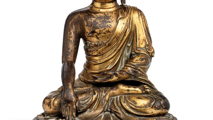 A Chinese gilt bronze figure of Buddha Shakyamuni. Hammer Price: DKK 1.8 million
