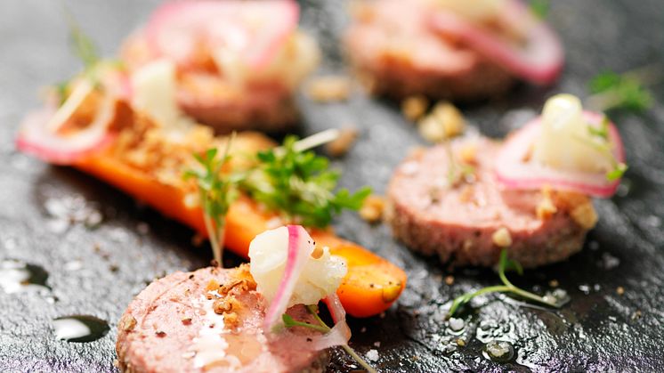 Skivad leverpastej med picklade grönsaker, rostad lök och krasse 