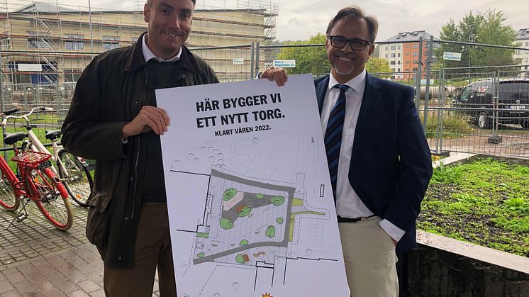 Erik Nilsson (KD) och Niklas Wikström (L) på dagens pressträff för nya Våxnäs torg. Bild: Karlstads kommun