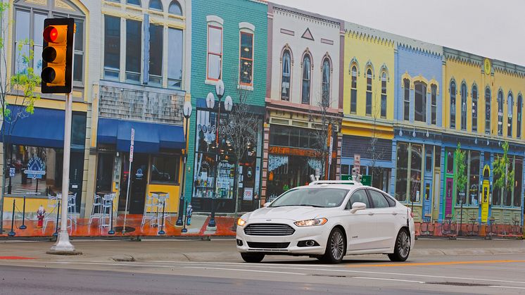 Ford er verdens første bilprodusent som tester selvkjørende biler i simulert bytrafikk