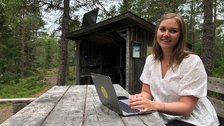 Projektledaren Eva-Lotta Öberg testar att arbeta med skogs-wifi på Vårdkasberget i Härnösand.