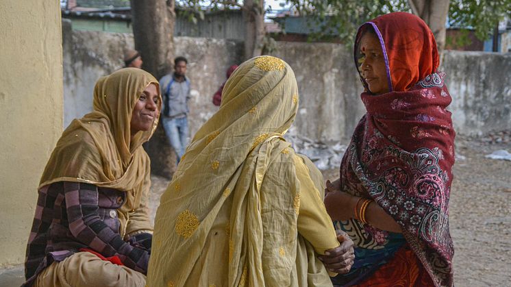 När Shahida Banu, till vänster i bild, ställde upp i byrådsvalet sin by i Rajastan i Indien, utsätts hon för ett starkt tryck att avstå – särskilt från männen. Foto Surbhi Mahajan, The Hunger Project India