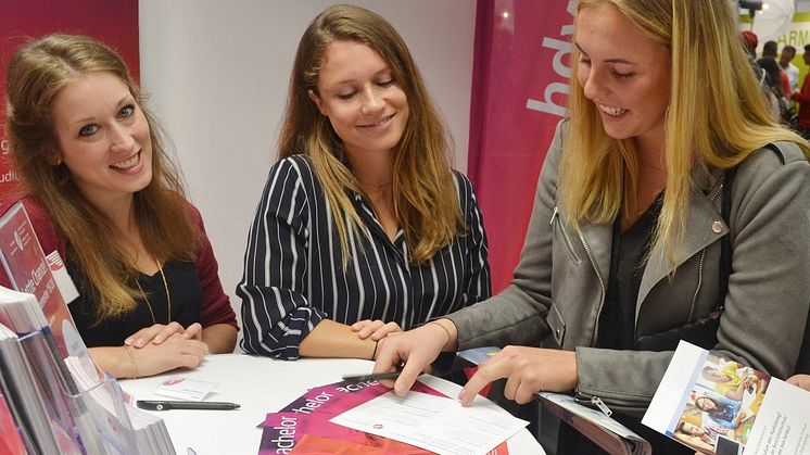 Janina Reichert, (li.), Carla Ziehmann, Interessentin. Foto: Franz Motzko.