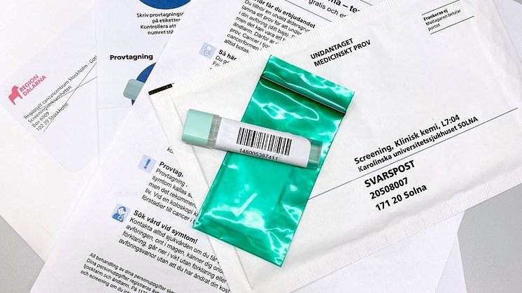 Erbjudandet kommer med posten. Brevet innehåller en instruktion, en provtub och ett svarskuvert. Provet görs hemma och skickas sedan in med svarskuvertet. Frimärke behövs inte. Provtagningen är gratis .