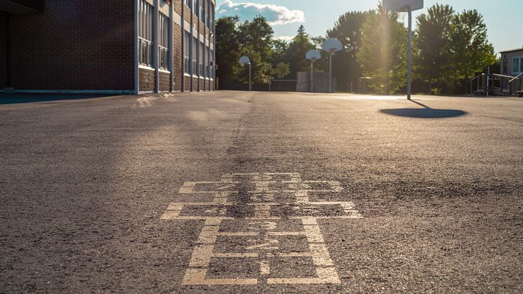 Gör inte om 1990-talets nedskärningar på skolan, politiker