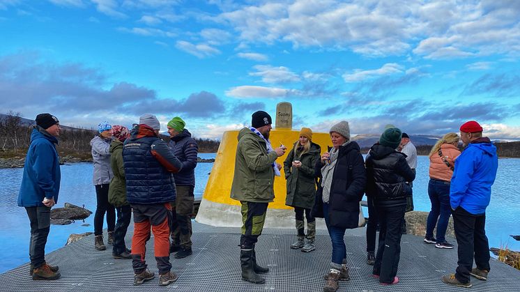 Gränsregionallt forum 2022 anordnades i slutet av september i Kilpisjärvi, här besöker deltagarna Treriksröset.