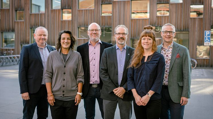 New leadership at Umeå School of Architecture, with vice chancellor and dean. From left Hans Adolfsson, vice chancellor, Amalia Katapodis, Mikael Henningsson, Michael Gruber, Sara Thor, and Mikael Elofsson, dean. Photo: Mattias Pettersson