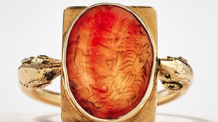 Ring med intaglio av karneol