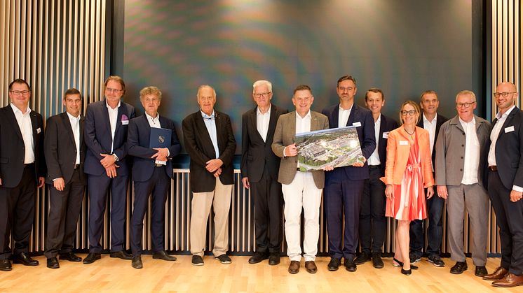 Gemeinsam eröffneten Ministerpräsident Winfried Kretschmann, Oberbürgermeister Dr. Frank Mentrup, Architekt Arno Lederer, dm-Gründer Prof. Götz W. Werner und die dm-Geschäftsführung die neue Unternehmenszentrale