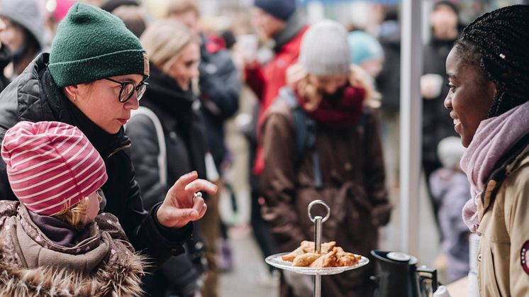 Nye Tøyen Torg åpnet med taler, julemarked og julegrantenning