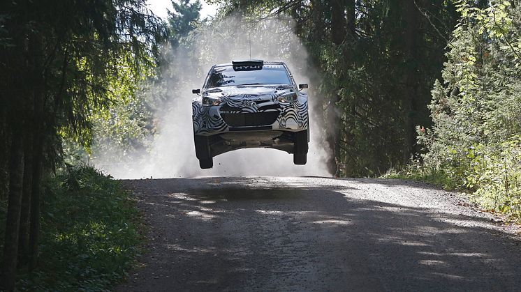 i20 WRC tester på grusunderlag