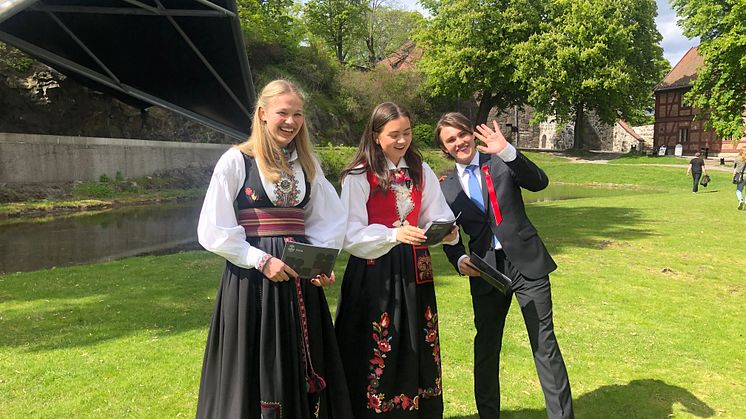 Elever fra Hartvig nissen videregående skole gjør seg klar til søndagens festkonsert i Oslo. Fra venstre Ingrid Schøyen, Linde Myklebust Hodne og Magnus Bjerke Hofgaard. Foto: Kulturetaten