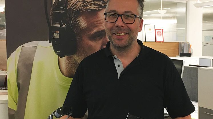 Martin Lindén, Category Manager PPE på Procurator visar upp Worksafe Cheetah Small.