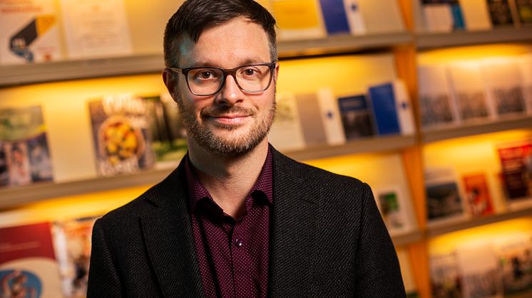 Med Predikteras mjukvara för hyperspektral bildanalys kan du läsa av egenskaperna på stora mängder material i realtid. Andreas Vidman, vd för Prediktera, är glad över att ha fått med SCA i ett projekt där ingående flis ska analyseras.