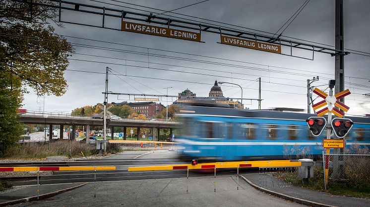 I sommar får Roslagsbanans resenärer åka buss medan SL bygger en planskild korsning vid Frescati (bilden) och ännu en i Enebyberg.