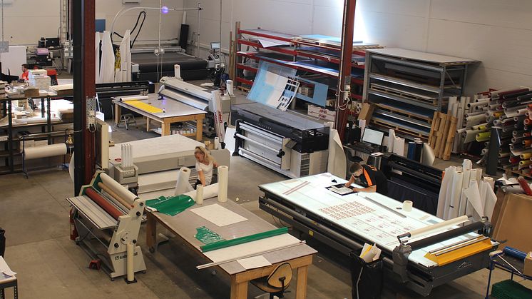 Produksjon av skilt, dekor, messemateriell, plakater og andre trykksaker har gitt imponerende vekst for UTD Reklameprodusenten. Midt i bildet ser vi nye Canon Colorado 1640.