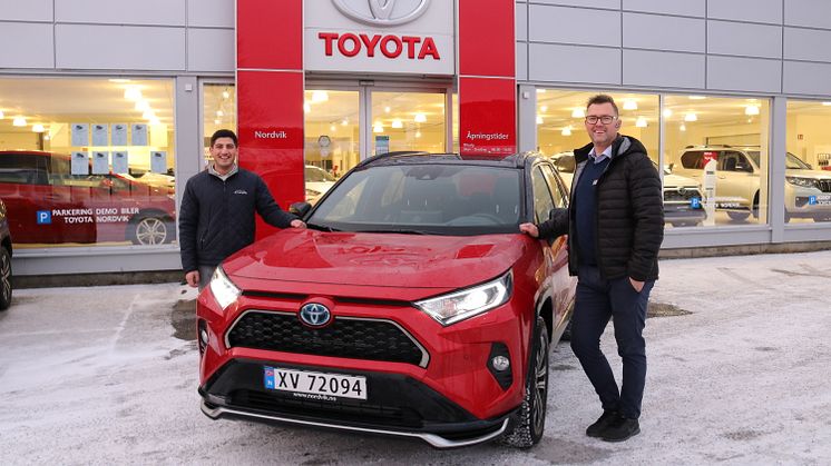 Toyota på topp: Bilselger Barez Piri (t.v) og Salgssjef Tor Anders Johansen (t.h) fra Nordvik. Foto: Nordvik AS.