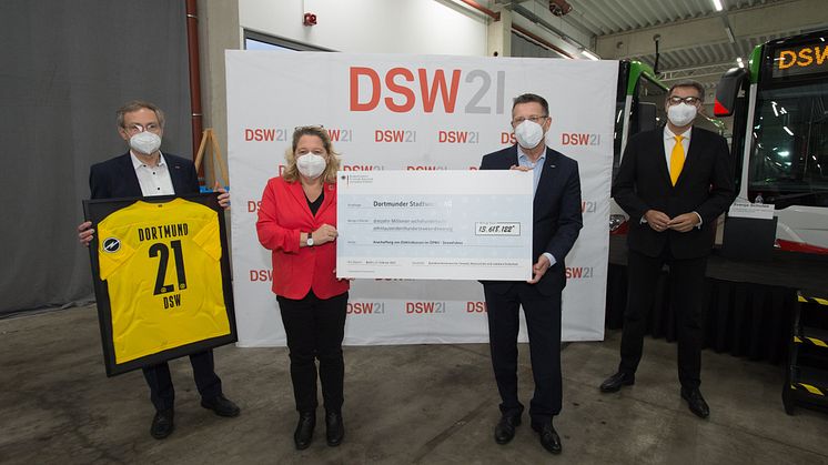 DSW21 Bilanz_2020 Übergabe Förderbescheid StromFahrer