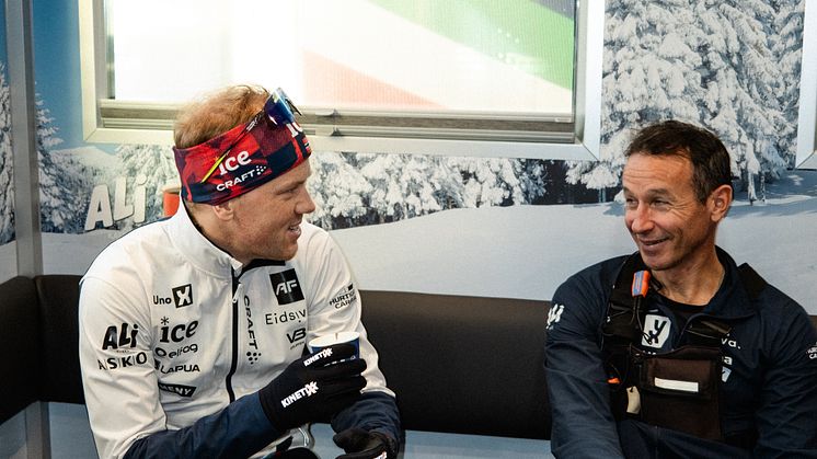 ALI Kaffe-kroken i smøretraileren til det norske skiskytterlandslaget besøkes hyppig. Her nyter Johannes Dale-Skjevdal og smører Nicola Cantoni en varm kopp kaffe. Foto: Emil Sørgård/Norges Skiskytterforbund