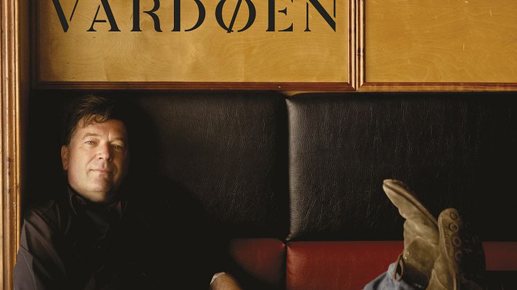 I den nye boken "Veien til Paradiso" forteller Jan Vardøen historien om hvordan en ung og rotløs britisk gutt endte opp som en av de mest toneangivende utelivssgründerne i Norge.