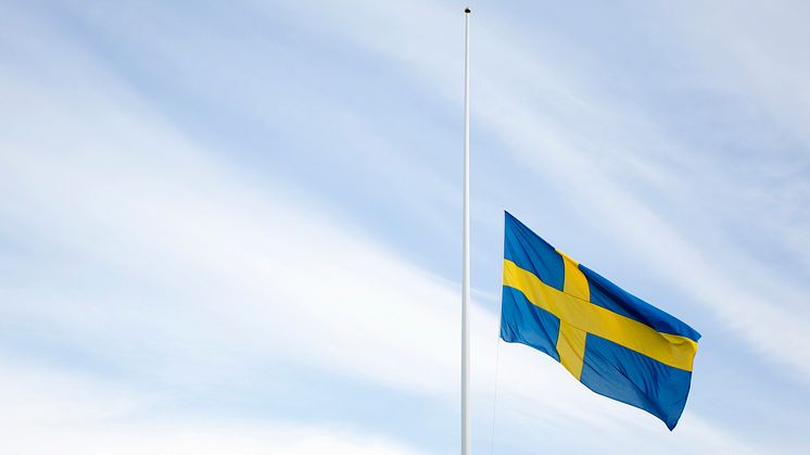 Svensk flagga på halv stång.
