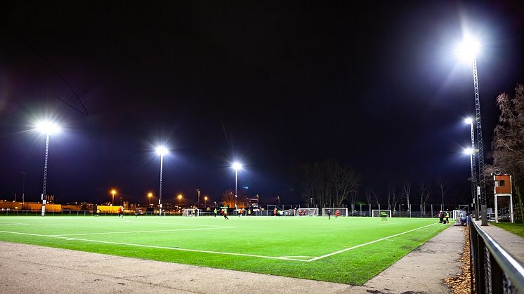 Energibesparingen med de nya strålkastarna från Cardi som nu lyser upp konstgräsplanerna i Helsingborg är minst 50 procent.