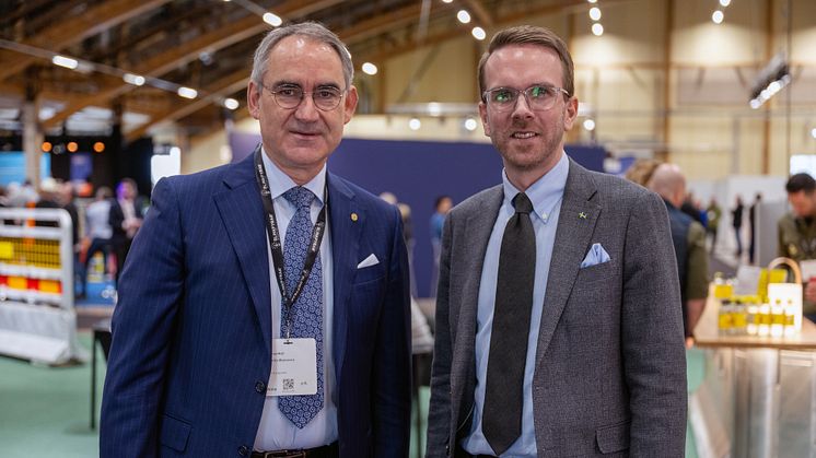 Infrastrukturminister Andreas Carlson och generaldirektör Roberto Maiorana på Elmiamässan På Väg.jpg