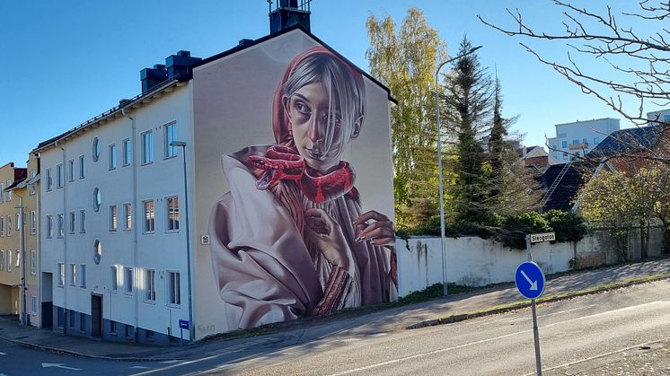 En av fjolårets väggmålningar. Konstnär: Smug