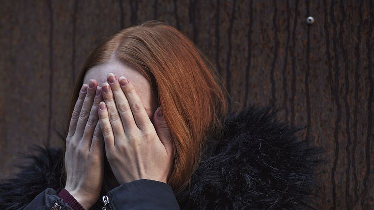 Forskarna har studerat elever som går i årskurs 9 och följt dem flera år efter att de gått ut grundskolan. Den ökade ohälsan är påtaglig även upp i 20-årsåldern menar forskarna.