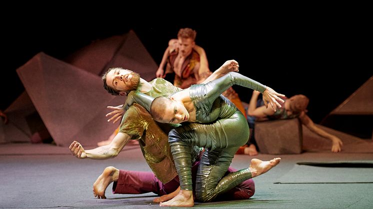 Benjamin Behrends and Emilie Leriche in Valley by Marina Mascarell