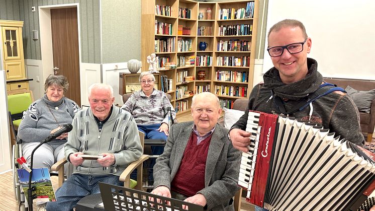 Freuen sich, dass die Musikstunde mit den drei ehrenamtlichen Musikanten wieder stattfindet: Elisabeth Schönfeld, Gisela Simon und Albert Schmelz, Manfred Mohr und Bernd Brandeburg.